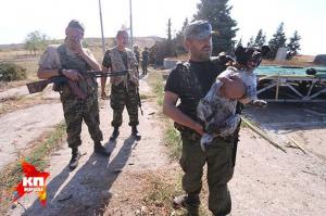 Будни разведчика-добровольца
Интервью с разведчиком из "Востока".

«РОДНЫМ ЗВОНЮ - РЕВУТ В ГОЛОС»

… Обросший, чумазый, разведчик батальона «Восток» Руслан с позывным «Лочин», ставит автомат возле стула и стаскивает с себя разгрузку. Он только что вернулся в Донецк из Пантелеймоновки, откуда недавно вышибли украинских карателей.

- Как там? - надеюсь я услышать подробности боев.

- Пантелеймоновке помощь нужна, - говорит он. - Подходят пенсионеры, картошку выпрашивают, им реально там жрать нечего. Магазины-то работают, но деньги у людей кончились. Мама одна хочет 3-летнего ребенка в Россию вывезти, но он настолько напуган, что ни в какую не хочет вылезать из подвала, так сильно боится бомбежек, которые вроде прекратились. Говорит, хоть снотворным его накачивай, и вытаскивай его... На всю жизнь психику ребенку подорвали, суки! Родным во Владимирскую область (я же владимирский) звоню, рассказываю, ревут в голос...

- Главный вопрос, «Лочин»: зачем ты здесь?

- У каждого добровольца из России, которые приехали сюда, справедливость — врожденное чувство. А истина здесь, на стороне Новороссии. Можно, конечно, на диванах лежать, и говорить, это не моя война, а можно собраться и поехать помогать.

- А чем на Родине занимался? Работа-то была?

- Промышленным альпинизмом, в месяц не напрягаясь 100-150 тысяч имел, у меня же фирма своя. «Атриум» на Курском знаешь? Раньше часто туда ходил с любовницей. Там еще «Камеди Клаб» снимался. Смешно, конечно, но дорого было, за 50 грамм коньяка 50 долларов.

- Ну и зачем сбежал от удобств цивилизации?

- Как тебе сказать... Я тебе не хвалился, я жалею, что жизнь так прожигал, был потребителем, в общем. Сейчас появилась возможность сделать что-то стоящее, замолить грехи прежние, начать другую жизнь, без этой мишуры. Здесь все по-другому, понимаешь, такого на гражданке не встретишь. Парень у нас с Питера был, позывной «Сатурн». МГУ закончил, весь культурный такой, на «вы» ко всем всегда, интеллигент настоящий. Мы спрашиваем, чо здесь забыл? Ответ потряс: оказывается, врачи отвели ему всего три месяца, рак головного мозга в какой-то плохой стадии. И он решил, что лучше на поле боя, как мужик, погибнуть, а не на больничной койке, понимал, что жизнь свою надо подороже продать...

«НАС ТУТ БЛАГОДАРЯТ, А СВОИХ МУЖИКОВ-БЕЖЕНЦЕВ СТЫДЯТ»

- Где точка принятия решения была, когда окончательно понял: еду на войну?

- После Одессы, как ребят пожгли, кулаки сжал и решил. Я тогда в Мордовии храм реставрировал. Увидел все это, прямо оттуда и поехал. Батюшка, отец Сергий, благословил. В поезде с мужиком местным познакомились, он на заработки в Москву ехал. Разговорились, он тоже страшно злой на этих нелюдей. В общем, на Донбасс уже вдвоем поехали. Через пару месяцев он назад вернулся...

- К армии имеешь отношение?
Полностью здесь: