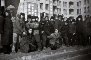 Страна победившего быдла 
Украинская «революция» выдаёт новые шедевры маразма. На этот раз тернопольская школота устроила «мусорную люстрацию» своему учителю . 

Директора одного из профтехучилищ (или как сейчас их называют — профессиональных лицеев) Тернополя сняли с должности по политическому обвинению. Он обжаловал это решение своего начальства в суде, и судья нашёл выдвинутые претензии несостоятельными. В итоге ничего не оставалось, как восстановить педагога в должности. 

Но, не успел реабилитированный руководитель учебного заведения войти в кабинет, как к нему пожаловали в гости господа лицеисты: юные хунвэйбины ушли с уроков, чтобы устроить самый народный суд своему учителю. Школота под свист и улюлюканье вытащила несчастного директора во двор, забросала его комьями снега и затолкала в мусорный контейнер. Многие снимали эту садистскую забаву на видео. 
Тернопольский инцидент фактически переворачивает с ног на голову иерархию в образовании на Украине. И без того бесправный украинский учитель превращается в абсолютную игрушку в руках учащихся. Например, нерадивый ученик не выучил урок. Что делать? Ставить «неуд»? Нельзя: огорчённый оболтус может подбить на бунт таких же лоботрясов. В лучшем случае в помойке вываляют. А в худшем — могут донос куда надо написать и обвинить в сепаратизме: получишь окошко в «клеточку» и костюм в «полосочку» - будешь знать, кто в школе хозяин. И вузовскому профессору тоже не легче: в руках студента все рычаги давления. Зачем учить предмет, если можно пригрозить «преподу» люстрацией? И люстрировать в случае провала на экзамене. 

Всё это напоминает приснопамятные события времён так называемой «культурной революции» в Китае, когда из старшеклассников и студентов создавались отряды хунвейбинов. В своих дацзыбао они разносили в пух и прах представителей интеллигенции, придерживающихся ошибочных (с точки зрения товарища Мао!) взглядов. В том числе — и своих учителей: нечего было быть такими строгими! 
Полностью здесь: