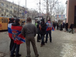 Лекции Открытой России Ходорковского в Екатеринбурге выглядят так
Было весело. На лекцию нас не пустили, странно, вроде Ходорковский и его шавки за демократию. Ну не проблема, стали ждать своей очереди рядом :)

Либеральную тусовку в Екатеринбурге видел впервые, это ужас камрады. В большинстве - унылые, заросшие, беззубые, кривые и хромые ущербы. Будто сама судьба на них наложила ... отпечаток. Нас было немного, но контраст разительный - веселые и бодрые парни на фоне гнили и брожения. 

Либерасты вызвали полицию, полиция приехала, надо сказать, наряд держался очень достойно, оказавшись в кольце визжащих русофобов. Но поскольку стоять и ждать очереди на лекцию не запрещено, даже завернувшись в российский флаг, то увы. 

Чуть позже будут подробности и много фотографий.