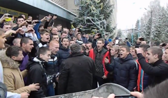 Страна победившего быдла 
Украинская «революция» выдаёт новые шедевры маразма. На этот раз тернопольская школота устроила «мусорную люстрацию» своему учителю . 

Директора одного из профтехучилищ (или как сейчас их называют — профессиональных лицеев) Тернополя сняли с должности по политическому обвинению. Он обжаловал это решение своего начальства в суде, и судья нашёл выдвинутые претензии несостоятельными. В итоге ничего не оставалось, как восстановить педагога в должности. 

Но, не успел реабилитированный руководитель учебного заведения войти в кабинет, как к нему пожаловали в гости господа лицеисты: юные хунвэйбины ушли с уроков, чтобы устроить самый народный суд своему учителю. Школота под свист и улюлюканье вытащила несчастного директора во двор, забросала его комьями снега и затолкала в мусорный контейнер. Многие снимали эту садистскую забаву на видео. 
Тернопольский инцидент фактически переворачивает с ног на голову иерархию в образовании на Украине. И без того бесправный украинский учитель превращается в абсолютную игрушку в руках учащихся. Например, нерадивый ученик не выучил урок. Что делать? Ставить «неуд»? Нельзя: огорчённый оболтус может подбить на бунт таких же лоботрясов. В лучшем случае в помойке вываляют. А в худшем — могут донос куда надо написать и обвинить в сепаратизме: получишь окошко в «клеточку» и костюм в «полосочку» - будешь знать, кто в школе хозяин. И вузовскому профессору тоже не легче: в руках студента все рычаги давления. Зачем учить предмет, если можно пригрозить «преподу» люстрацией? И люстрировать в случае провала на экзамене. 

Всё это напоминает приснопамятные события времён так называемой «культурной революции» в Китае, когда из старшеклассников и студентов создавались отряды хунвейбинов. В своих дацзыбао они разносили в пух и прах представителей интеллигенции, придерживающихся ошибочных (с точки зрения товарища Мао!) взглядов. В том числе — и своих учителей: нечего было быть такими строгими! 
Полностью здесь: