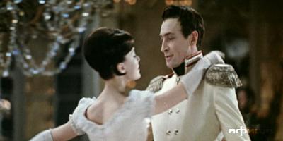 Какие великие актеры играли! Девушки, конечно, все повлюблялись в Тихонова. И это была вторая волна. Первая была, когда вышла "Война и мир" Бондарчука-отца (1967 - "Оскар" за лучший иностранный фильм) и через год, "Доживем до понедельника" (1968)