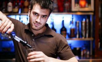 Бармен рассказывает клиенту:
- Вот ко мне заходил мужик - по литру водки за вечер выпивал, да еще коньячком догонялся, целой бутылкой. Жаль, умер недавно.
- А отчего умер?
- Who его знает...