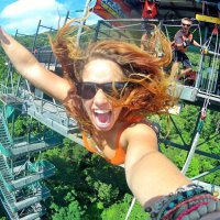 Где правая грудь? Почему там лес просматривается?