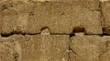 1.Напишу про процесс строительства в котором и будут отражены вопросы.

Не думаю что между блоками внутри есть боьлшой зазор.(см. картинку) Гравиметрический метод, который был упомянут - как вы понимаете, чистый фейк.
Щели есть снаружи - они расточены ветром. В пустыне бывает песчанная буря - ветер с песком на большой скорости точит мягкую породу.

Чтобы правильно оценить ситуацию нужно рассматривать не только одну пирамиду, но и постройки рядом, выполненные- однозначно по той же технологии. Поэтому я буду использовать примеры не только из пирамид. Так же в египте есть малые пирамиды выполненные по совершенно другой технологии - полигональная кладка. Они молодые и ничего общего не имеют с интересующими нас стороениями, их в пример мы использовать не будем.

Опалубка.
Моя картинка схематичная. Это сейчас можно гвоздями сколотить хорошую разборную опалубку из 3-4стенок, так чтобы все блоки были идеально одинаковыми.
А в древнем египте каждый раз опалубку собирали из досок и бревен квадратного сечения. Снаружи обматывали толстым слоем веревок, устанавливали распорки(для упрочнения)- и все это было похоже на плотину бобра, а не на современную аккуратную опалубку. Каждый раз собирали новую опалубку - блоки могли быть разными. А еще возможны деффекты, когда стенка опалубки отгибалась под давлением раствора- и блок получался кривым. А еще у древних строителей не было цели делать каждый блок одинаковым, ровным или красивым - в этом нет смысла. Главное общий массив. Только с облицовкой больше постарались(фасад все и всегда красивей делают)

Раствор.
Можно увидеть в фильме что геополимерный бетон достаточно густой и совершенно не текучий по сравнению с современным бетоном. Он бы застрял в современной бетономешалке. Правильнее было бы применять фразу не "заливали бетон" а "засыпали бетон". Это решает проблему герметичности опалубки и боковая нагрузка на стенки очень сильно снижается. А это значит что досок и бревен обмотанных веревкой хватит даже для очень больших блоков (в соседних постройках есть блоки весом до 200тонн, а не только 10-20 тонн как вы указали). Скорее всего даже песок засыпанный в опалубку - сломал бы ее. Но густой слипшийся бетон гораздо меньше давит на стенки.

Процесс.
Большинство блоков заливали сразу(насамом деле заспыали-трамбовали, засыпали-трамбовали, до верху) Но вроде бы есть некоторые залитые послойно(бетон кончился, залили сколько осталось, потом долили остаток). Между блоками могли укладывать циновку и промазывали гипсом, глиной, чем угодно - чтобы блоки не слиплись и не образовали монолит. 

Работа времени.
За столетия циновка истлела и превратилась в пыль. Следы циновки встречаются массово не только на пирамидах, но и практически на всех аналогичных мировых постройках.(см. картинку). Но большая часть следов циновки находиться на макушке пирамид (так как песчанная буря имеет малую высоту и верх почти не обрабатывает). Фотографий блоков на макушке пирамиды крайне мало, а жаль. Нижняя часть пирамиды отшлифована песч.бурями и следов там гораздо меньше.
Скорее всего гранитный бетон, который во времена стройки сильно отличался от гранита, - за очень долгое претерпел структурную трансформацию. Он "слежался" и стал очень похож на гранит.