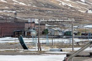 Так там ещё и детишки бегали! Не хотелось бы своим такое детство!