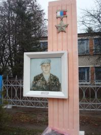 Хочу чтобы помнили и моего земляка из маленького городка в Брянской области отдавшего свою жизнь спасая друга на этой высоте.

Рассказа Алексей Васильевич родился 31 мая 1980 г. в с. Старая Гута Унечского района.  Был призван в армию 24 мая 1999 г. Службу проходил в Псковской воздушно-десантной дивизии, был отмечен командованием. 4 февраля 2000 г. 6-я рота, где служил Алексей, в полном составе была отправлена в Чечню. 17 февраля 2000 г. ом написал свое последнее письмо домой, которое пришло 2 марта, когда Алексея уже не было в живых. 1 марта 2000г. в Аргунском ущелье 6-я рота вступила в бой с чеченскими боевиками. В этом бою погибло 84 десантника. Алексей Рассказа погиб одним из последних. Он мог бы уцелеть, но вернулся за раненым земляком. Ему удалось его найти и даже протащить, но пуля настигла обоих. В марте 2005 г. в школе, где учился Алексей, был отрыт мемориальный комплекс, рассказывающий о жизни и подвиге Героя РФ. Его именем названа одна из улиц в залинейной части города.