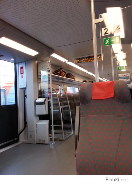 Довелось мне тут недавно прокатиться на сием чуде. Впечатления остались крайне положительные.
Всё на высоком уровне. Обстановка внутри состава, напоминает чем-то обстановку в самолёте. Ехал вторым классом(т.е. самым дешёвым), билет обошёлся мне ровно в 1500 наших деревянных, покупал на Московском вокзале(не 1300, как пишет автор). Во время пути, пассажирам предлагались разные яства(бутерброды, печеньки, шоколадки, чипсы, сухарики, кофе, чай, воды, и т.д.), их возили работники(проводники) на специальных столах-каталках(конечно, по отдельной плате). Как ни странно, но после шестичасовой сидячей поездки, тело ни капельки не устало,  пятая точка вообще не затекла, этому я очень удивился. Ах, да, и ещё, поезд, между Питером и Москвой, имеет целых ВОСЕМЬ ОСТАНОВОК! А это: Тверь, Спирово, Вышний Волочёк, Бологое, Угловка, Окуловка, Малая Вишера, Чудово, на какой-то из них стояли 25 минут. Итого в пути 6ч.16м., поезд ехал по расписанию, без опозданий.