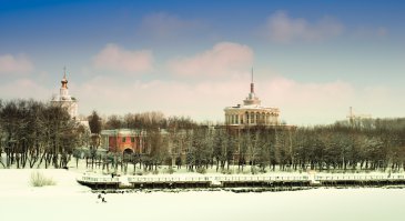 Ну раз понеслась такая пьянка. То sony a55. Старенький кроп. все с рук.