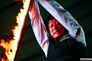 Во время съемок "Новой полицейской истории" сжег руки, когда съезжал по горящей веревке.