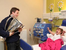 вспомнился вот этот случай!
Brian O’Driscoll навестил маленькую девочку-болельщицу в больнице! Эмоции ребенка просто бесподобны...