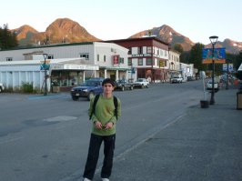 Прикольно, я был в Кордове, Аляска. В основном рыбная промышленность и леса. Красиво там очень. И русских староверов много. В основном рыбаки. Когда сезон работают по 20-21 час в сутки. Сильный народ - рыбаки.