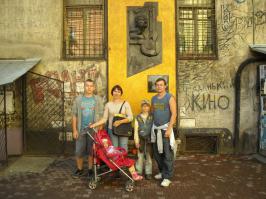 Заезжали в гости к нему. Верочку (мелкую) убаюкивал под "Бездельника". Когда он погиб я плакал.