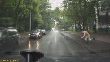 Был у меня случай.
Я еду себе не быстро км 45 не больше. С правой стороны от дороги сидит полуголое нечто в кепке и отдыхает. Потом резко встаёт, ноги его не держат, и ныряет на асфальт прямо передо мной. Чувак был пьяный в хлам! Затормозить я успел, но руку он всё же успел засунуть под заднее колесо. На руке быль отчётливый красивый рисунок протектора Dunlop. Свидетелей было до вига, не бросить! Замотал руку ему пакетом, что б кровищей салон не испачкал и повёз домой! Пьяный, а 1000 рублей стал требовать, сошлись на 300 р. Рука всё-таки болит.  Куда он их потратил на лечение, вряд ли. 
Салон потом отмывал с поля часа от этой пьяной вонючей мрази. Знакомы сказал, что надо было выбросить его сразу за поворотом. Но я добрей.
Коллеги будьте внимательны к кеглями «спокойно» стоящим на краю дороги и проезжайте мимо них очень осторожно. Особенно если дети !!!!!!!!!!!!!.
Видос выложить не могу, кармы не хватает.