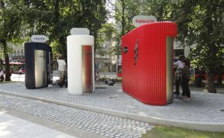 Из личной коллекции. Осло-2014. 3 надписи на туалетах складываются в девиз Франции: "Свобода, Равенство и Братство". Я вот до сих пор не поняла, это оскорбление или восторг.