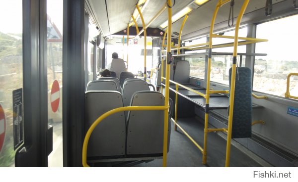 У меня есть такой снимок из автобуса на Мальте. Ничего страшного, только левостороннее движение не привычно.