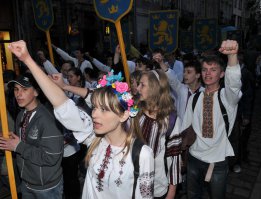 фашистов и бандеровцев на Украине нет))))