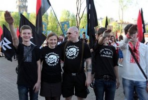 фашистов и бандеровцев на Украине нет))))