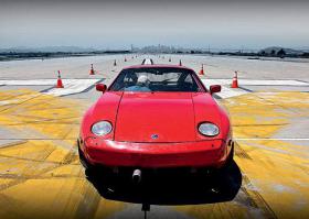 Задняя скорость у чувака самая востребованная, походу. Напомнило передачу разрушители мифов, где они кузов на Порш 928 переставляли задом наперед и проверяли аэродинамику. Может он вперед едет, на самом деле?))