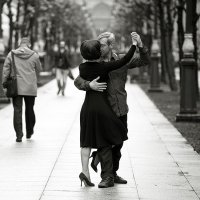 Фотопроекту "Танцующий Петербург" уже больше трех лет, по ходу румынец взял идею у Виталия Соколовского.