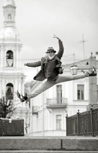 Фотопроекту "Танцующий Петербург" уже больше трех лет, по ходу румынец взял идею у Виталия Соколовского.