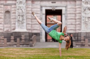 Фотопроекту "Танцующий Петербург" уже больше трех лет, по ходу румынец взял идею у Виталия Соколовского.