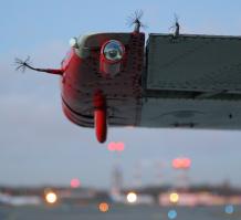 Заодно можно сравнить качество отделки поверхностей самолетов СССР и буржуинских.