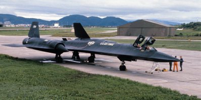 сколько раз писали об SR-71, но нигде не упоминают про особенность самолета в полете с максимальной скоростью. Из-за кинетического нагрева длина самолета может увеличиваться до 30 см. В следствии чего нормальным делом были протечки топливных баков у вернувшихся из полета самолетов, что мы можем увидеть на приведенных фото: