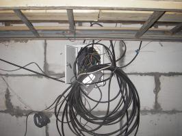 Работаю сам в тех.под. в небольшом провайдере в Подмосковье,но что у нас монтажники творят))) это что то)))