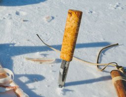 ого ! якут с капом карелки, я если честно думал что в наше время такие "якуты" остались на уровне этники, и не юзаются в повседневной жизни. с другой стороны стамесковой заточкой самое то строганину наверное делать =)