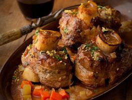 поскольку я мясоед, то у итальянцев очень нравится оссобуко, потрясная вещь и проста в приготовлении