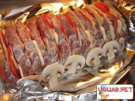 Делаю примерно раз в месяц, очень вкусно, обхожусь без ниток. Использую свиную шею 1-1.5 кг сыр полутвердый, можно добавить шампиньонов, мясо можно замариновать. маринад  100 гр. соевого соуса 2 ст. ложки постного масла, 2 ложки горчицы, перец по вкусу.