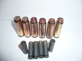 нет не стрелянный, вот покрупнее, бесфланцевая гильза СП-4 полностью скрывает пулю цилиндрической формы, которая не выступает за передний срез гильзы. За пулей находится поршень без удлиненного толкателя, далее — пороховой заряд и капсюль в дне гильзы.