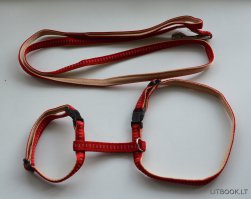 Ты сам глаза разуй. Это всего лишь поводок для кошек, если ты ни разу такие не встречал, то лучше промолчи. 2 белых зажима, как ты их называешь и которые отчетливо видишь - это стальные петли для карабина. Да, и чтобы ты знал, очень многие кошки так реагируют на поводки подобного типа, в том числе и мой котейка.