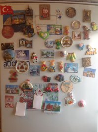 Традиция всех путешественников - коллекция магнитиков на холодильнике