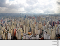 все североамериканские города похожи - это высотный даунтаун и таунхаузы и коттеджи аптауна. а вот я рассмотрел внимательно бразильский Сан-Паулу, кот. по населению соизмерим с Москвой , там в буквальном смысле бетонный джунгли, см. пост