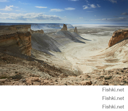 есть еще красивое место, где можно почуствовать себя первым человеком на Марсе - это плато Устюрт /Казахстан
 снимок в HD см. на странице его автора
