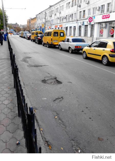мой снимок центр Астрахани - 31.10.2013 направил жалобу по безобразному содержанию дорог 13.11.2013 мэра уже закрыли / дороги тут же стали чинить 5 млрд руб в дорожном фонде.
