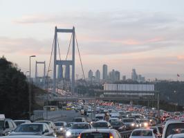 как и Москва Стамбул - мегало-полис с населением более 20 млн. чел / и небоскребы есть и сабвэй