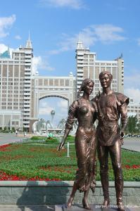 а кто-нибудь смотрел казахфильм "Невестка" 2009г.?   там актриса-казашка играет такая чувственная, что скульптуру в центре Астаны поставили типа