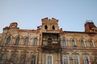 ...но мы с этим боремся - вот дом на Красной Набережной, 33 (памятник архитектуры) добиваемся его реставрации (120 лимов рублей)