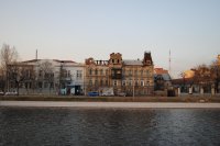 ...но мы с этим боремся - вот дом на Красной Набережной, 33 (памятник архитектуры) добиваемся его реставрации (120 лимов рублей)