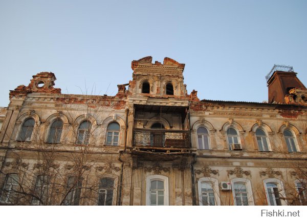 ...но мы с этим боремся - вот дом на Красной Набережной, 33 (памятник архитектуры) добиваемся его реставрации (120 лимов рублей)