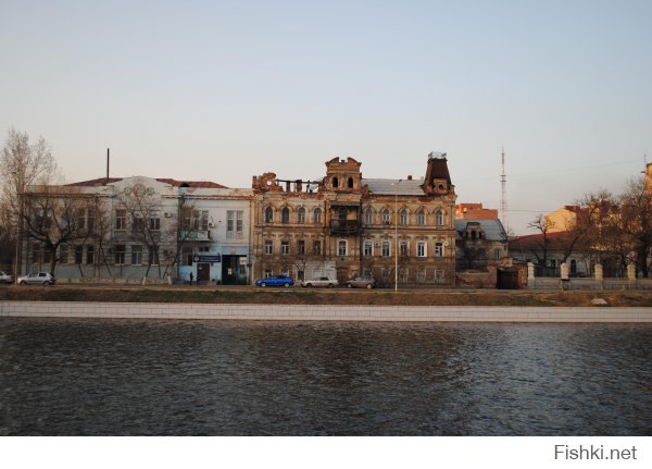 ...но мы с этим боремся - вот дом на Красной Набережной, 33 (памятник архитектуры) добиваемся его реставрации (120 лимов рублей)