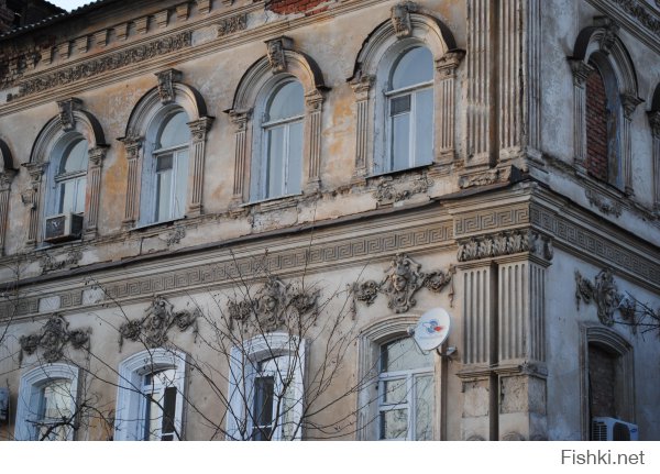 ...но мы с этим боремся - вот дом на Красной Набережной, 33 (памятник архитектуры) добиваемся его реставрации (120 лимов рублей)