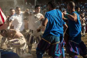 Какое-то упоротое месиво! 
Еще бы с правилами разобраться, а то фигачат багрызлом по котелку и те и другие...
В общем мне про Кальчо флорентино мне больше понравилось!