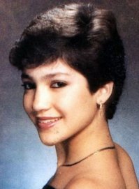 вблизи на нее лучше не смотреть... возраст берет свое, к сожалению.
думается мне, что если макияж смыть, то вообще мымра получится.
Лучше ее помнить молодой.