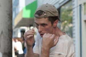 Кстати, Кристиан Бэйл не только в "Машинисте" шёл на такие жертвы. Уважаю его за фанатизм и профессионализм в своей работе. Он набирал мышечную массу для съёмок в "Бэтмене", похудел до неузнаваемости для большей достоверности образа наркомана в "Бойце" и набрал 18 кг для роли потерявшего формы семьянина в "Афёре по-американски". Причём, шёл на это даже тогда, когда непосредственно режиссёром этого и не требовалось.