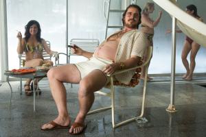 Кстати, Кристиан Бэйл не только в "Машинисте" шёл на такие жертвы. Уважаю его за фанатизм и профессионализм в своей работе. Он набирал мышечную массу для съёмок в "Бэтмене", похудел до неузнаваемости для большей достоверности образа наркомана в "Бойце" и набрал 18 кг для роли потерявшего формы семьянина в "Афёре по-американски". Причём, шёл на это даже тогда, когда непосредственно режиссёром этого и не требовалось.