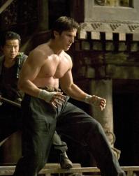 Кстати, Кристиан Бэйл не только в "Машинисте" шёл на такие жертвы. Уважаю его за фанатизм и профессионализм в своей работе. Он набирал мышечную массу для съёмок в "Бэтмене", похудел до неузнаваемости для большей достоверности образа наркомана в "Бойце" и набрал 18 кг для роли потерявшего формы семьянина в "Афёре по-американски". Причём, шёл на это даже тогда, когда непосредственно режиссёром этого и не требовалось.