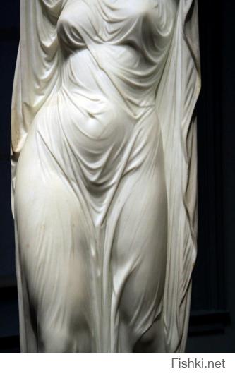 В 19 веке у итальянцев была мода на скульптуры из мрамора изображающие женщин лица и тела которых скрыты тонкой вуалью. Вот это я понимаю - искусство.